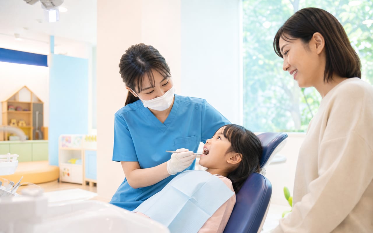 小児歯科専門医がお子さまをやさしく診察する様子